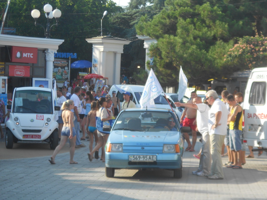 В Алуште прошел парад электромобилей