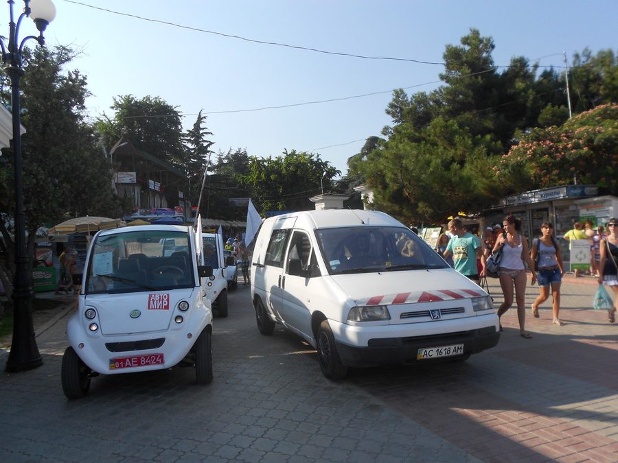 В Алуште прошел парад электромобилей