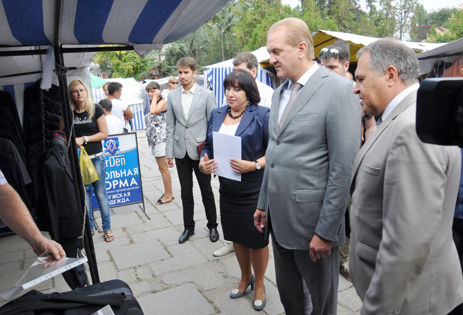 Крымский вице-премьер посетил школьный базар в Симферополе