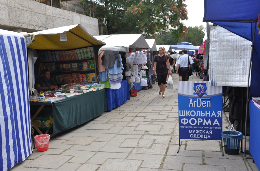 Крымский вице-премьер посетил школьный базар в Симферополе