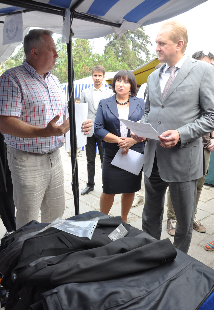 Крымский вице-премьер посетил школьный базар в Симферополе