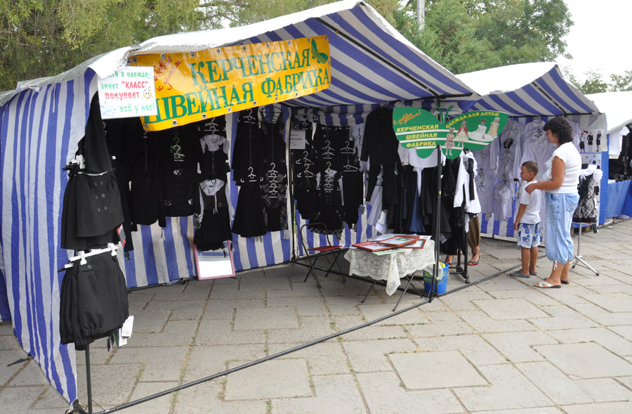 Крымский вице-премьер посетил школьный базар в Симферополе