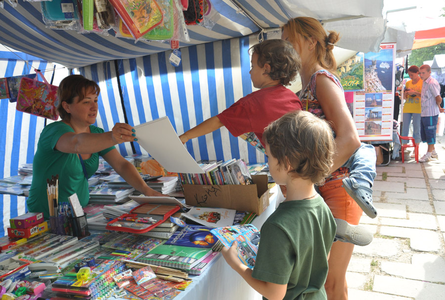 Крымский вице-премьер посетил школьный базар в Симферополе