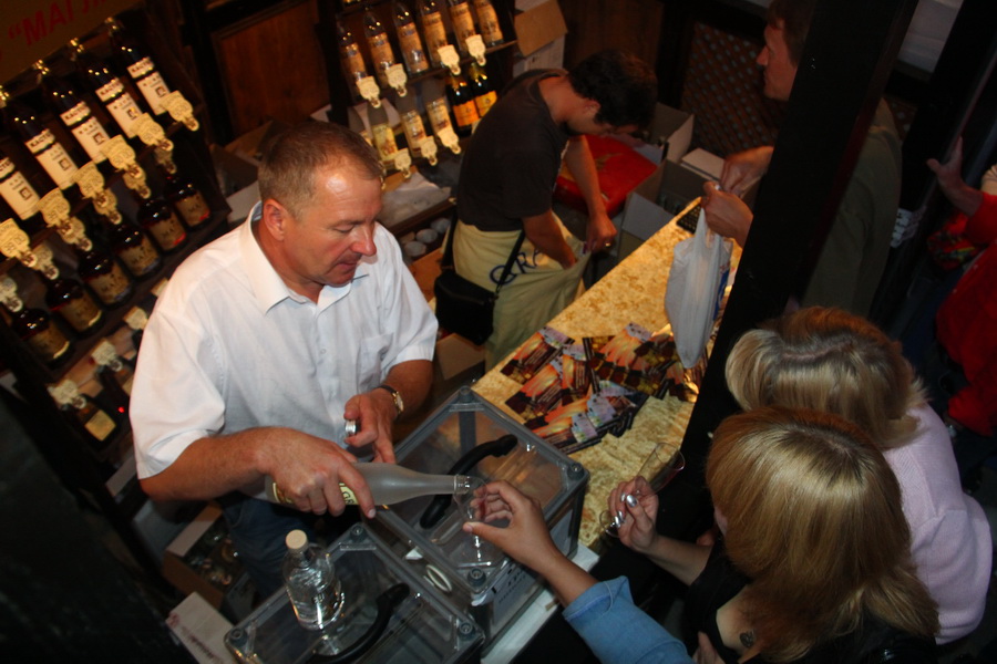 На фестивале «WineFeoFest» представили более 200 сортов вина