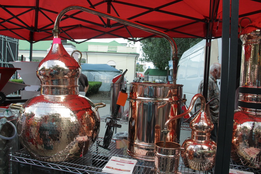 На фестивале «WineFeoFest» представили более 200 сортов вина