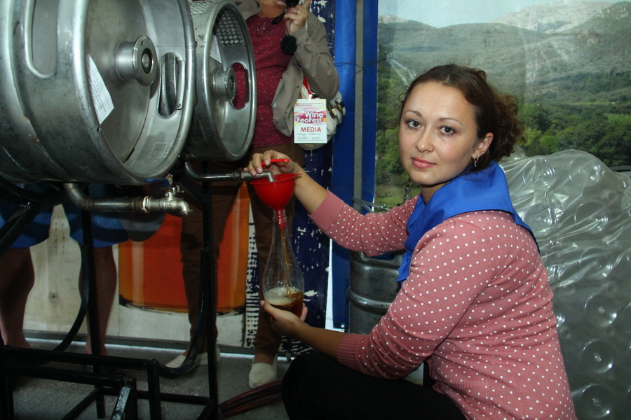 На фестивале «WineFeoFest» представили более 200 сортов вина