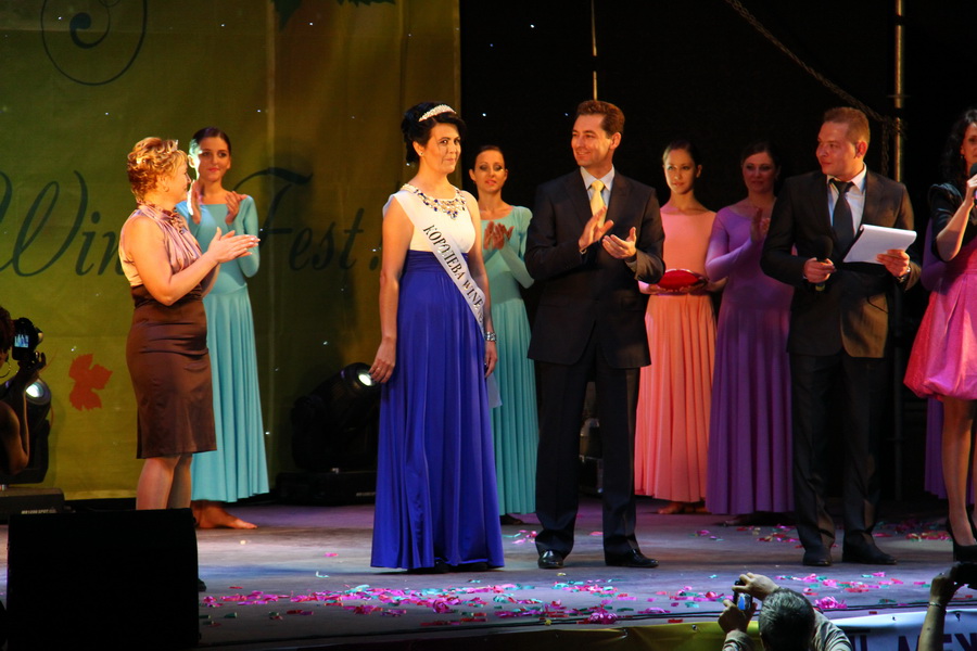 На фестивале «WineFeoFest» представили более 200 сортов вина