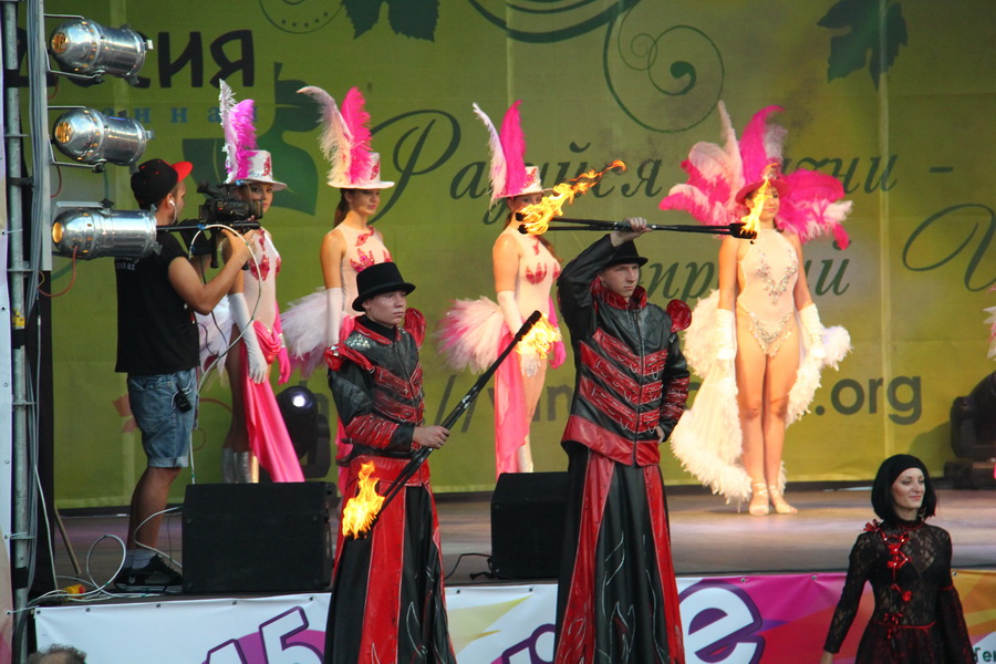 На фестивале «WineFeoFest» представили более 200 сортов вина