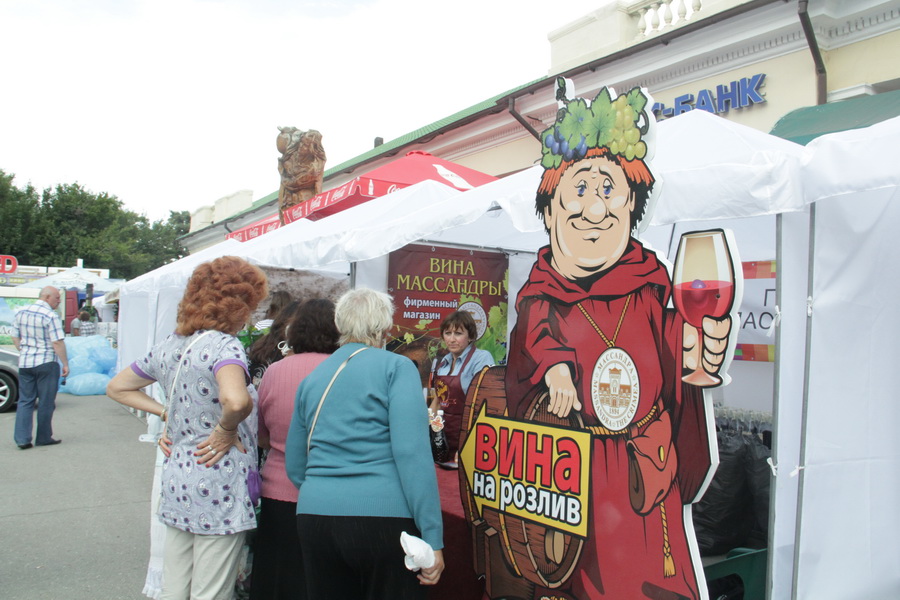 На фестивале «WineFeoFest» представили более 200 сортов вина