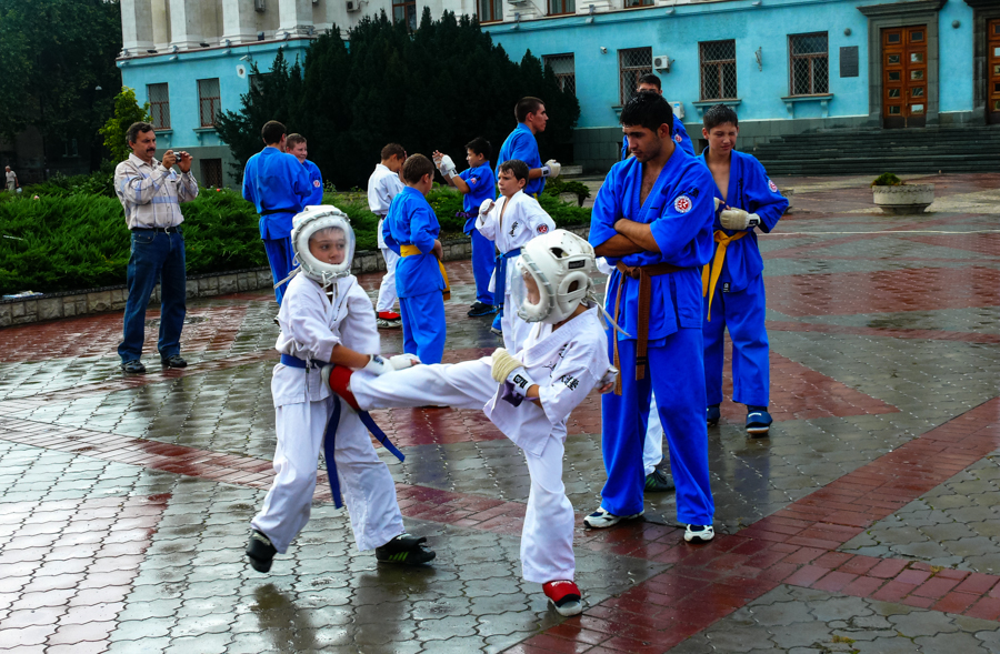 В центре Симферополя играли в футбол и медитировали