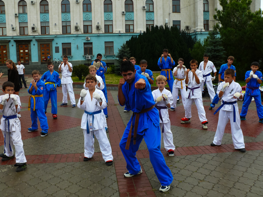В центре Симферополя играли в футбол и медитировали