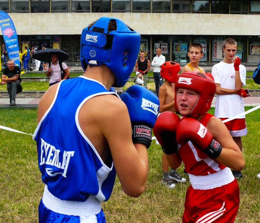 В центре Симферополя играли в футбол и медитировали