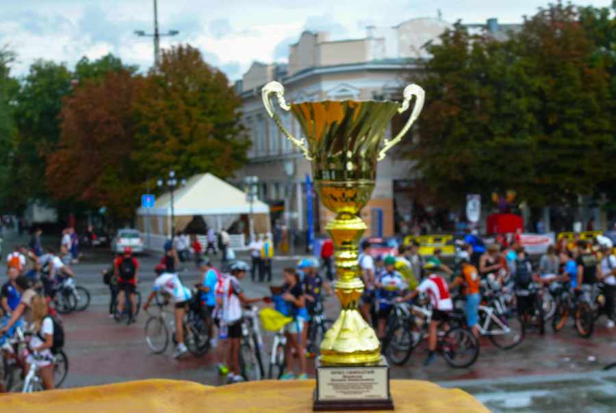 В центре Симферополя играли в футбол и медитировали