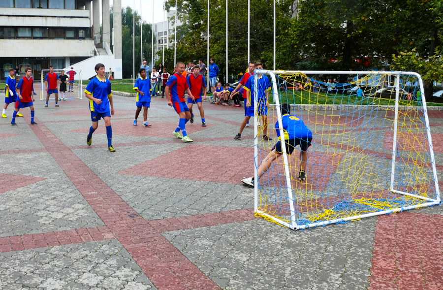В центре Симферополя играли в футбол и медитировали
