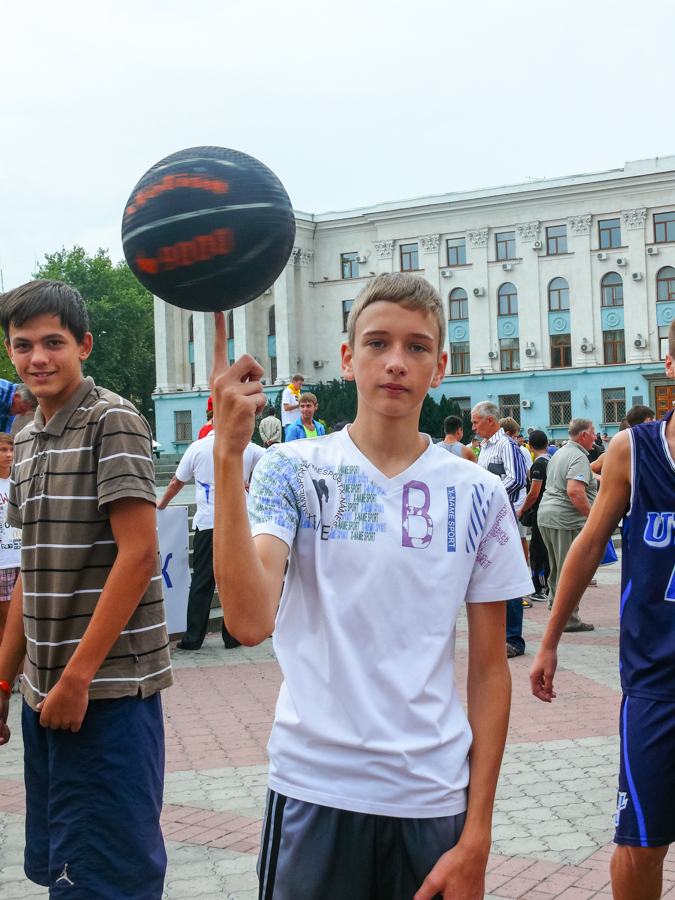 В центре Симферополя играли в футбол и медитировали