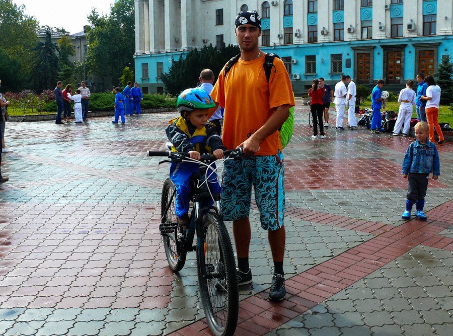 В центре Симферополя играли в футбол и медитировали
