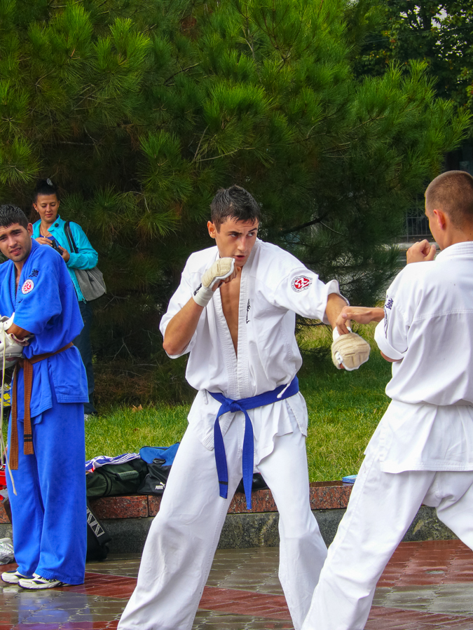В центре Симферополя играли в футбол и медитировали