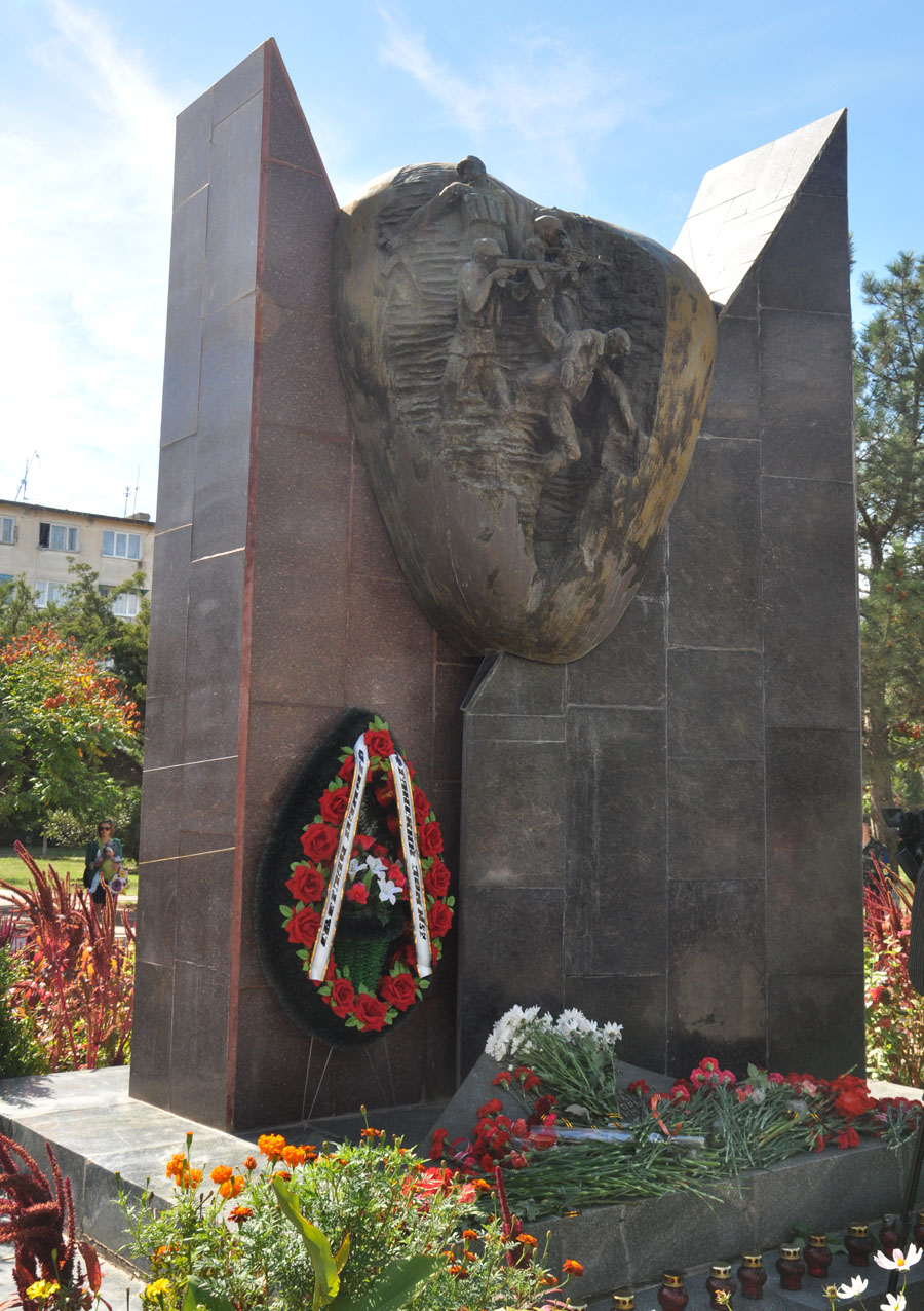 В Евпатории отметили 20-летие памятника воинам интернационалистам