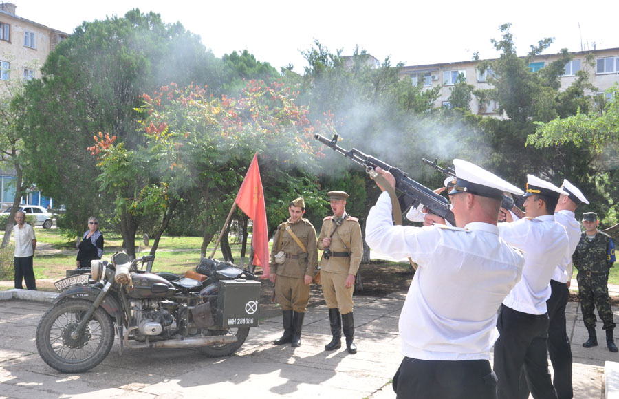 В Евпатории отметили 20-летие памятника воинам интернационалистам
