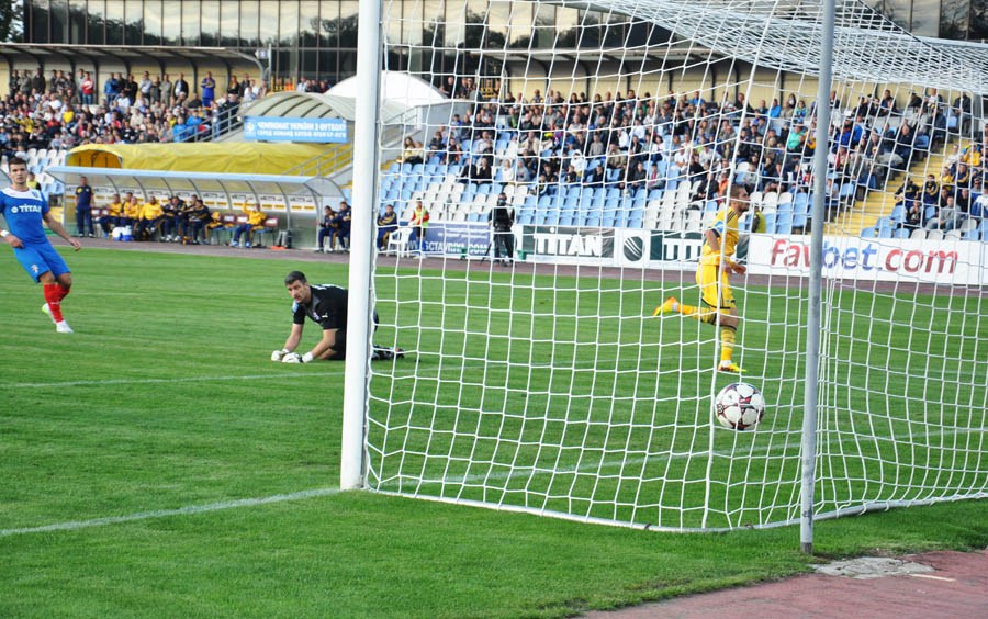 Харьковчане разгромили «Таврию» 