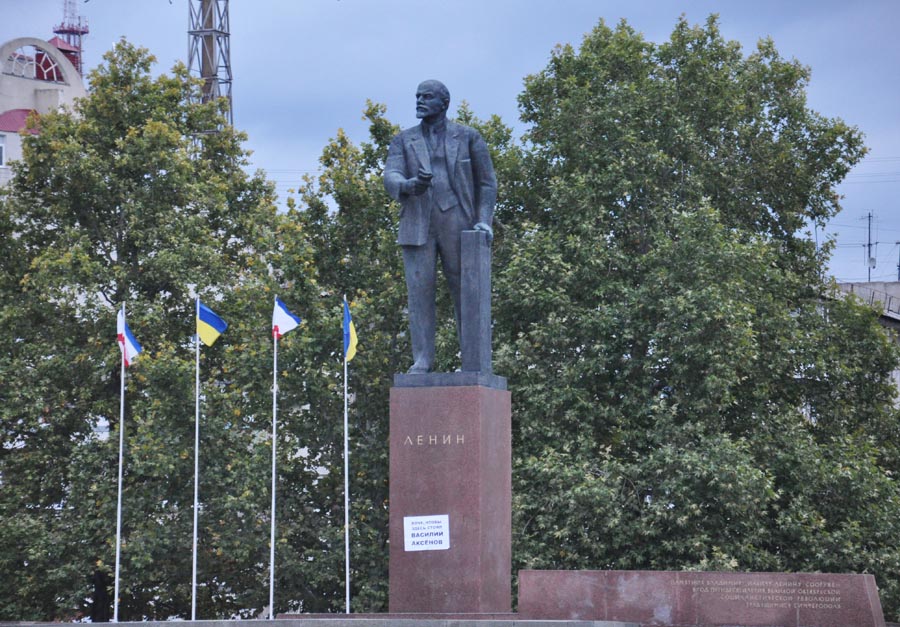 Неизвестный в Симферополе оставил сообщение на памятнике Ленину