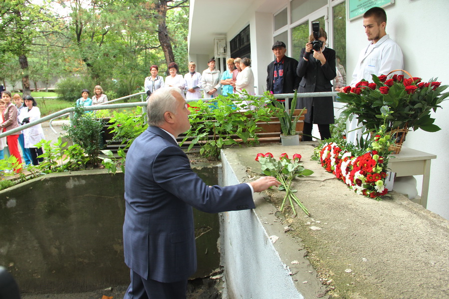 В Симферополе открыли памятную доску профессору медицины