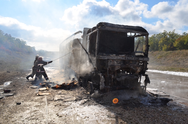 На трассе возле Севастополя сгорела фура с бумагой 