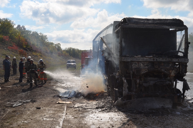 На трассе возле Севастополя сгорела фура с бумагой 