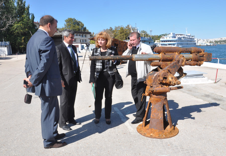 Черноморскому центру подводных исследований передали поднятые со дна орудия подлодки «Щ-216»