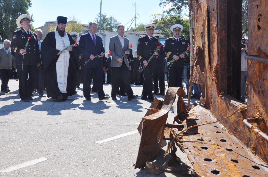 Черноморскому центру подводных исследований передали поднятые со дна орудия подлодки «Щ-216»