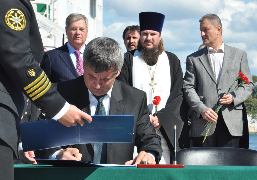 Черноморскому центру подводных исследований передали поднятые со дна орудия подлодки «Щ-216»