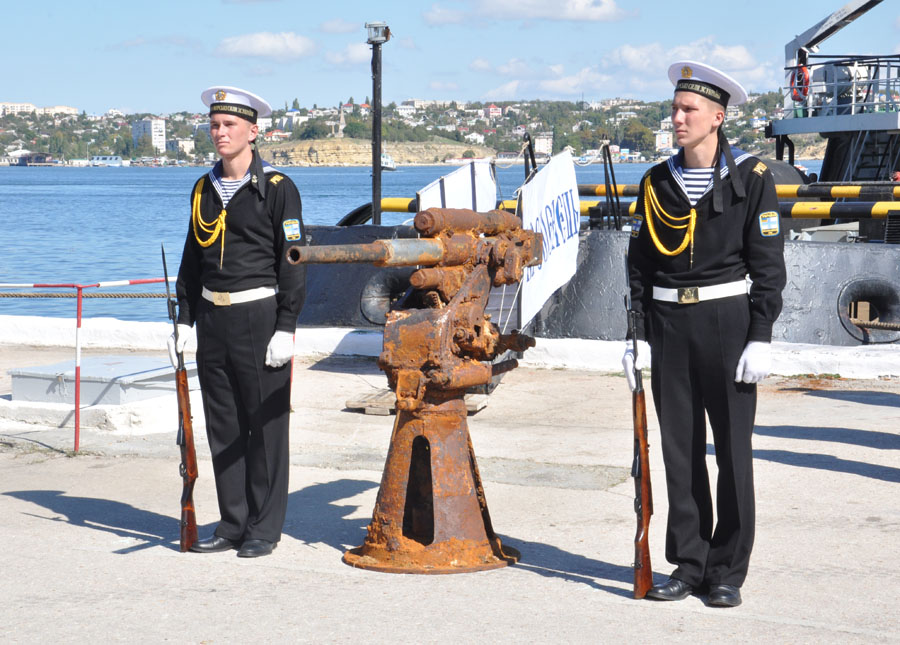 Черноморскому центру подводных исследований передали поднятые со дна орудия подлодки «Щ-216»
