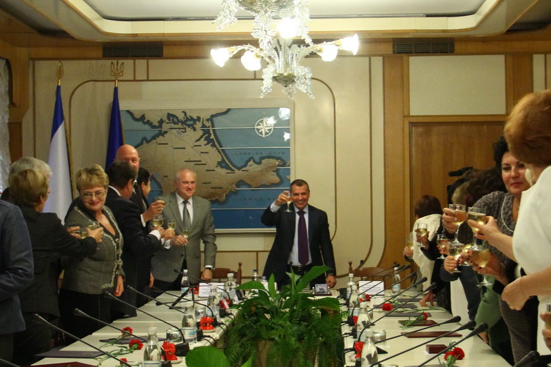 В крымском парламенте поздравили работников образования