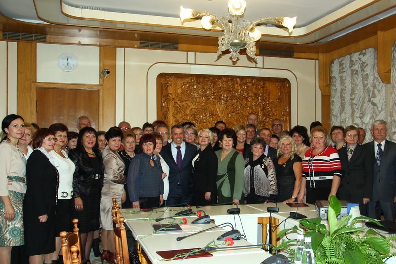 В крымском парламенте поздравили работников образования