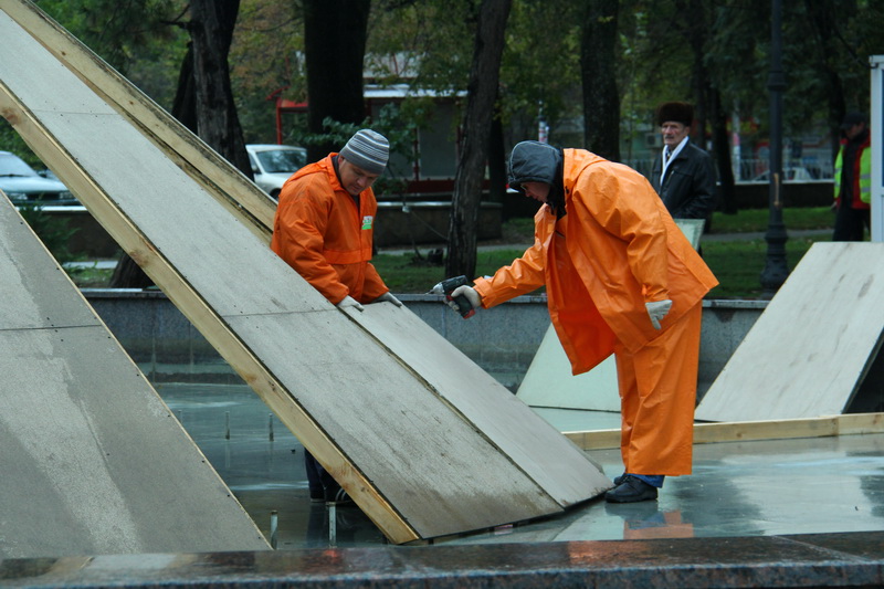 В Симферополе консервируют фонтаны на зиму