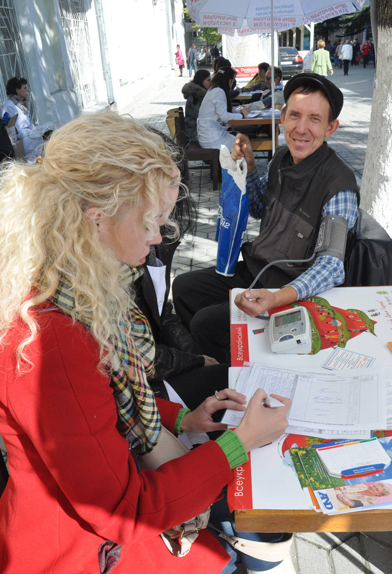 В центре Симферополя все желающие могут измерить артериальное давление