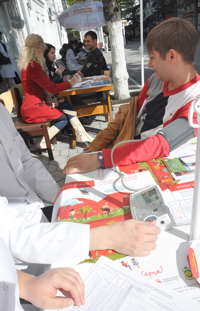 В центре Симферополя все желающие могут измерить артериальное давление