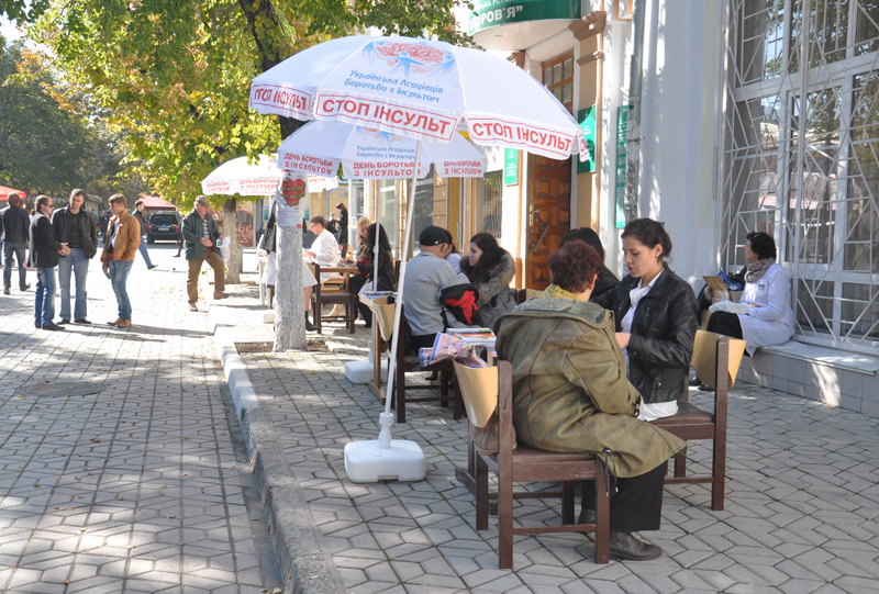 В центре Симферополя все желающие могут измерить артериальное давление
