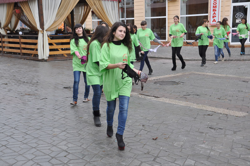В центре Симферополе прошла акция «Сохраним женскую грудь»