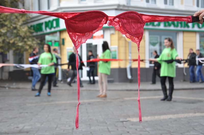 В центре Симферополе прошла акция «Сохраним женскую грудь»