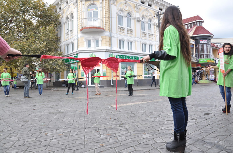 В центре Симферополе прошла акция «Сохраним женскую грудь»