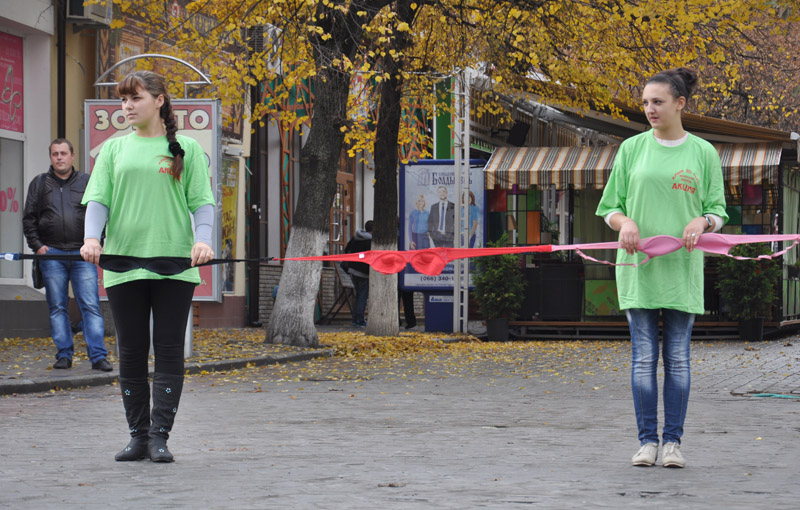 В центре Симферополе прошла акция «Сохраним женскую грудь»