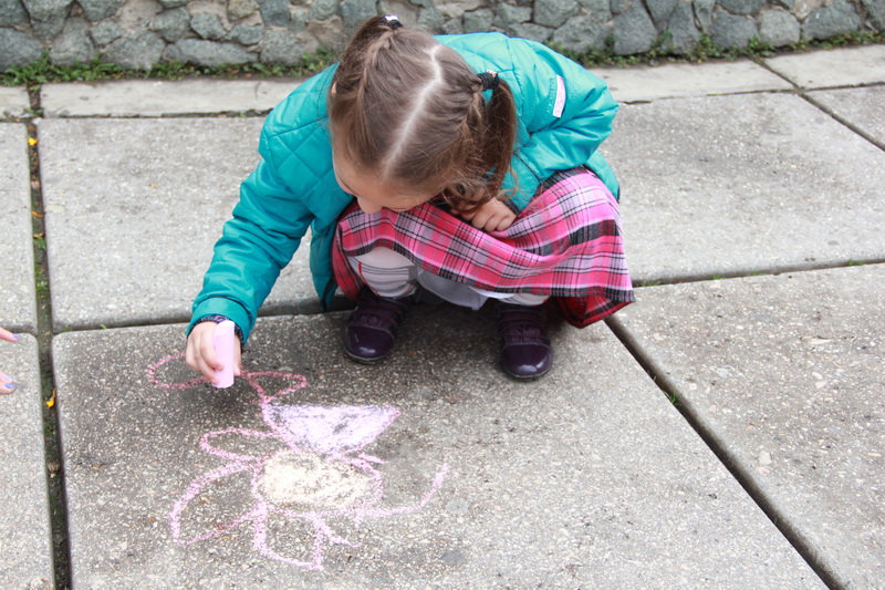 В Симферополе проходит конкурс детского рисунка на асфальте