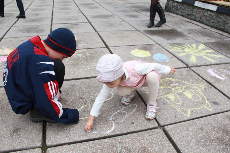 В Симферополе проходит конкурс детского рисунка на асфальте