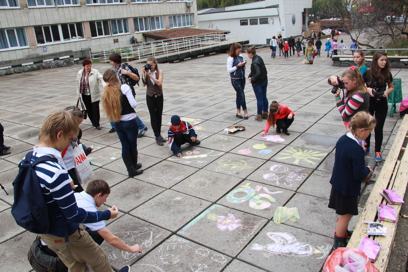 В Симферополе проходит конкурс детского рисунка на асфальте