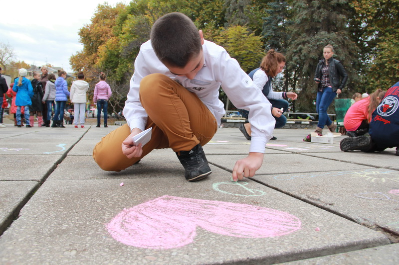 В Симферополе проходит конкурс детского рисунка на асфальте