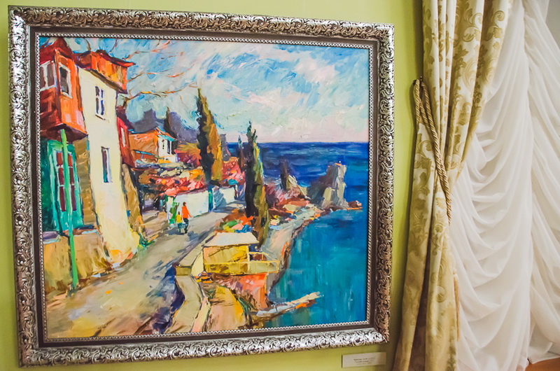 В севастопольском театре проходит семейная выставка