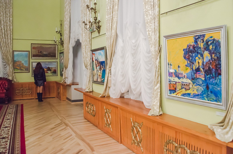 В севастопольском театре проходит семейная выставка