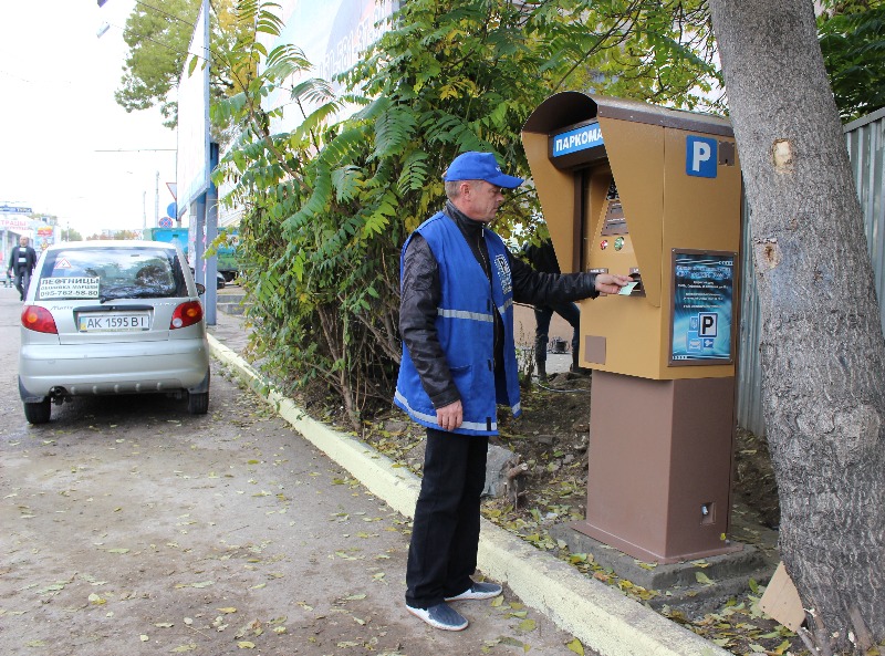 «Крымтранспарксервис» открыл в Симферополе первую парковку