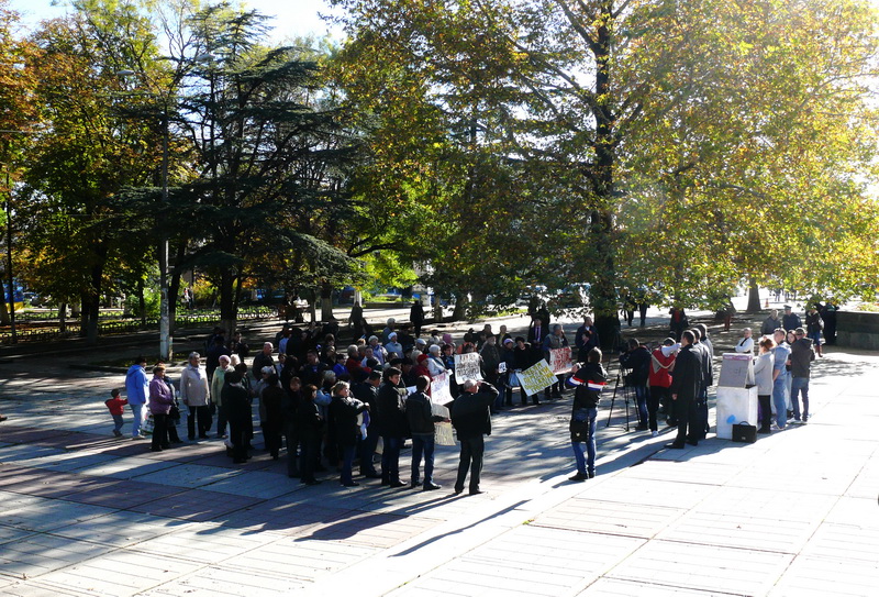 В Симферополе жильцы общежитий Крыма вышли на митинг
